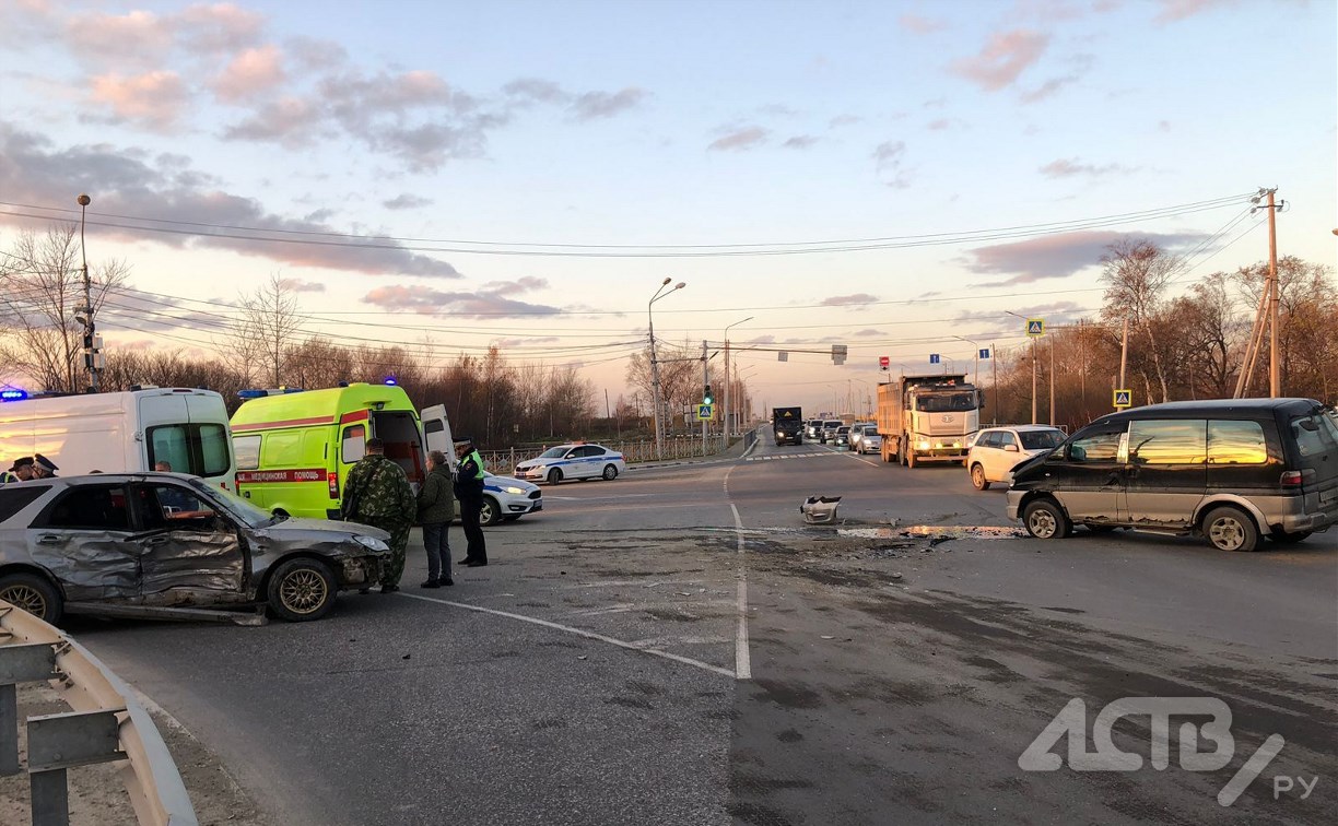 В ДТП на перекрестке в Южно-Сахалинске госпитализировали трех человек