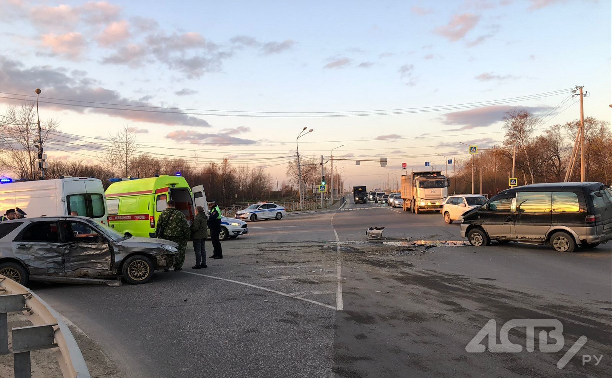 В ДТП на перекрестке в Южно-Сахалинске госпитализировали трех человек -  Новости Сахалинской области - astv.ru