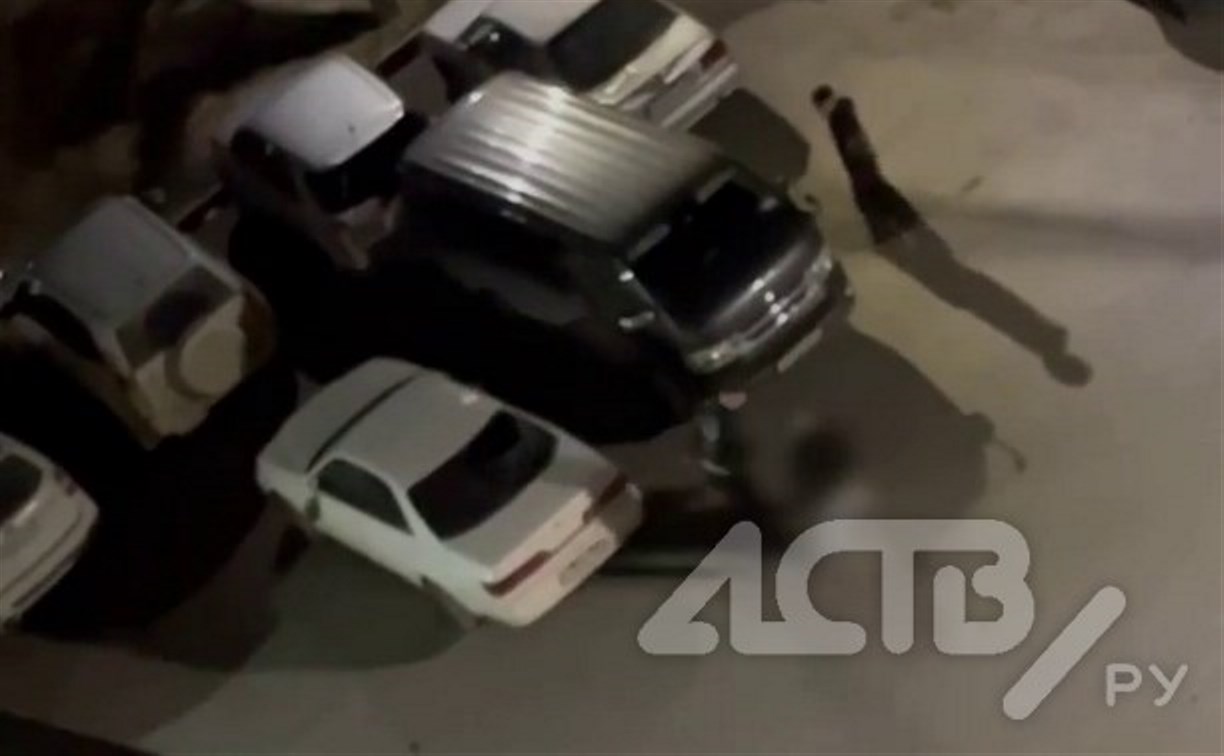 Разбитые стёкла и удары по голове: в Холмске парень избил девушку