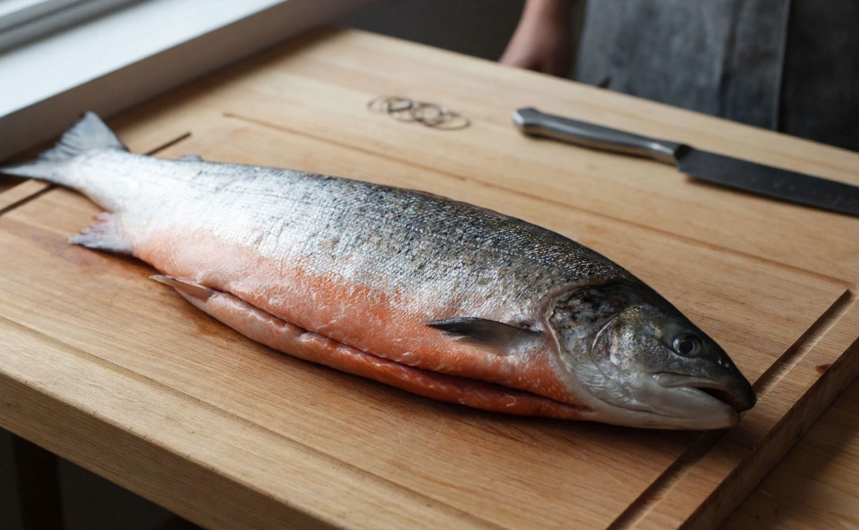 Сотрудников Росрыболовства и полицейских на Сахалине будут судить за кражу рыбы и икры