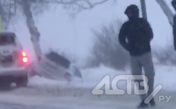 Автомобиль Toyota Corolla Fielder вылетел в кювет в Южно-Сахалинске