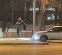 Выходной удался: южносахалинец украл дорожное ограждение и ушёл, размахивая им в разные стороны