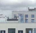 Дети играют на крыше многоэтажки в Южно-Сахалинске