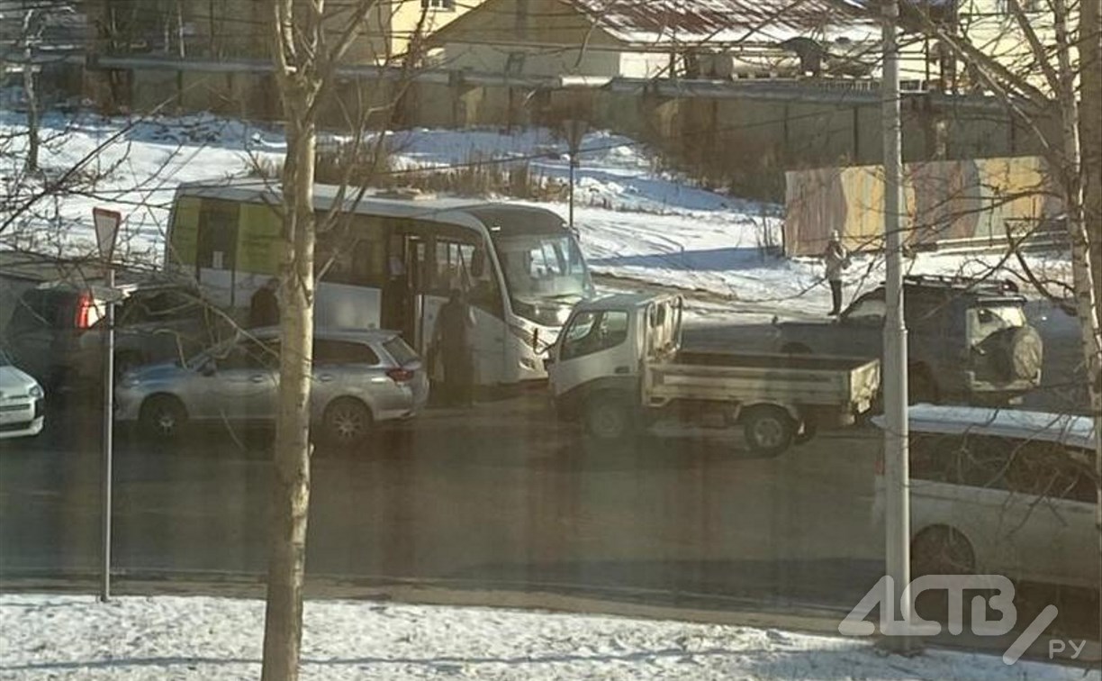 Кроссовер столкнулся с пассажирским автобусом в Южно-Сахалинске