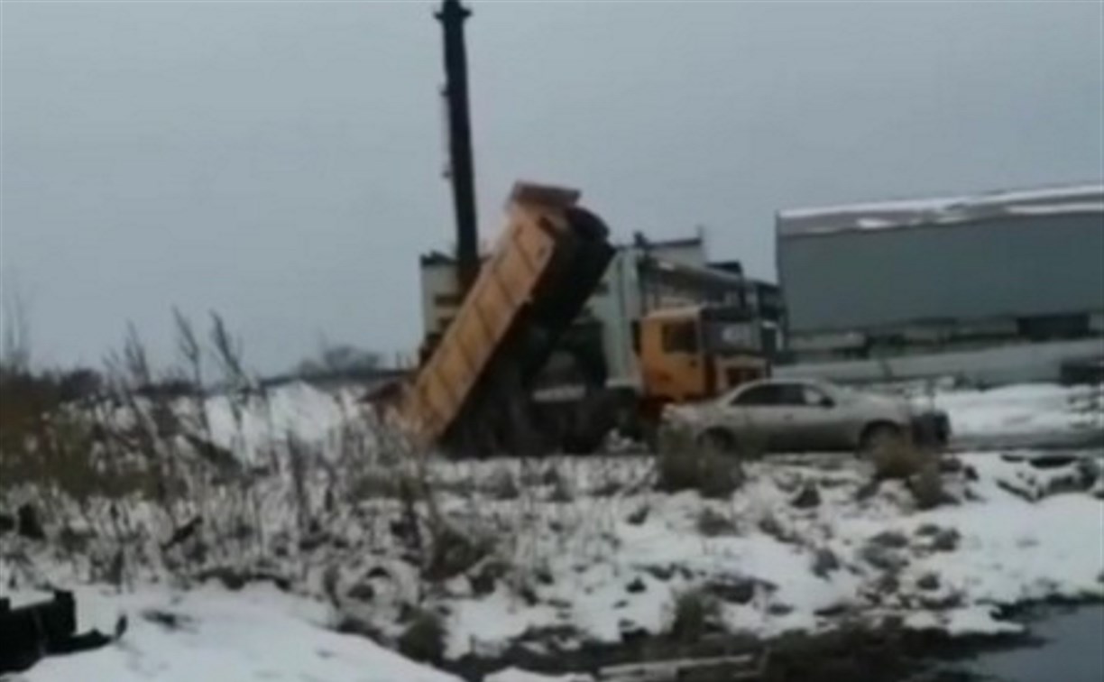 Самосвал в Поронайске выгрузил кузов грязного снега перед жилым домом