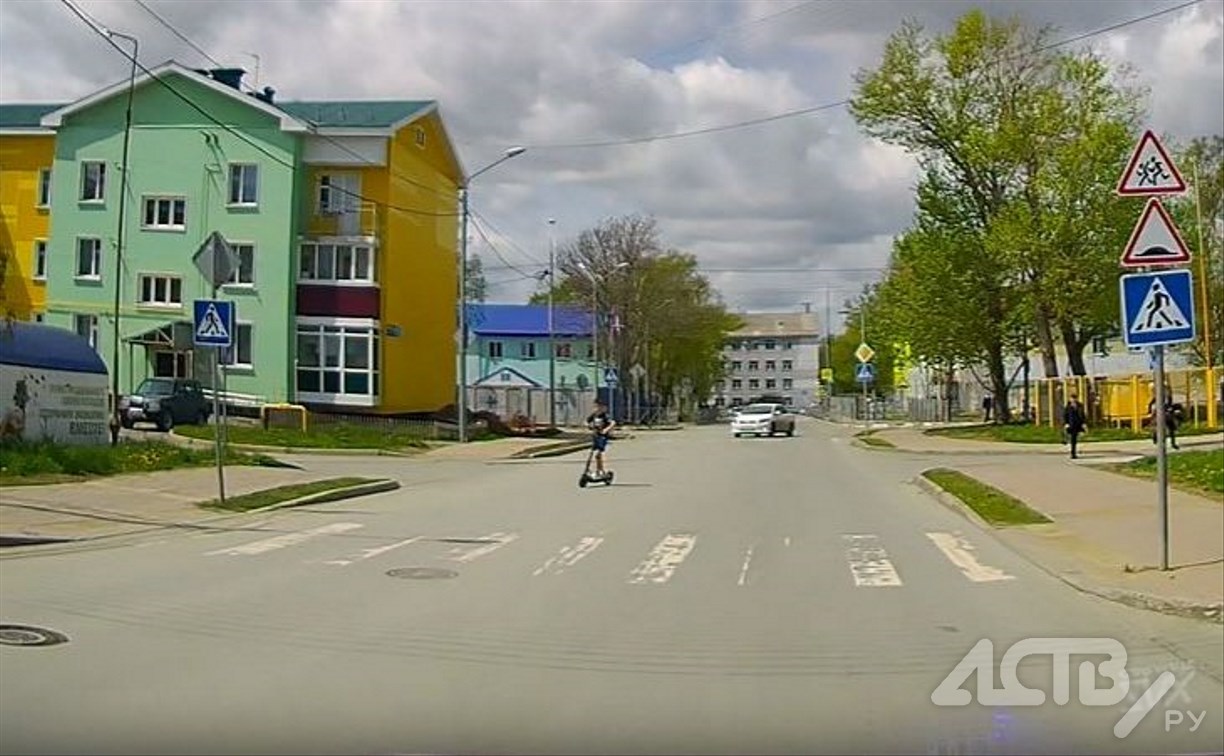 "Ещё один родителям не нужен": ребенок на электросамокате пролетел по центру дороги в Южно-Сахалинске 