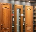Холмчанин попросил продавца помочь с выбором дверей и унес деньги из кассы