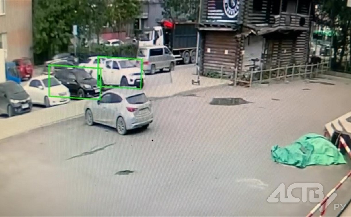 В Южно-Сахалинске на видео попал "крутой" разворот автомобилиста