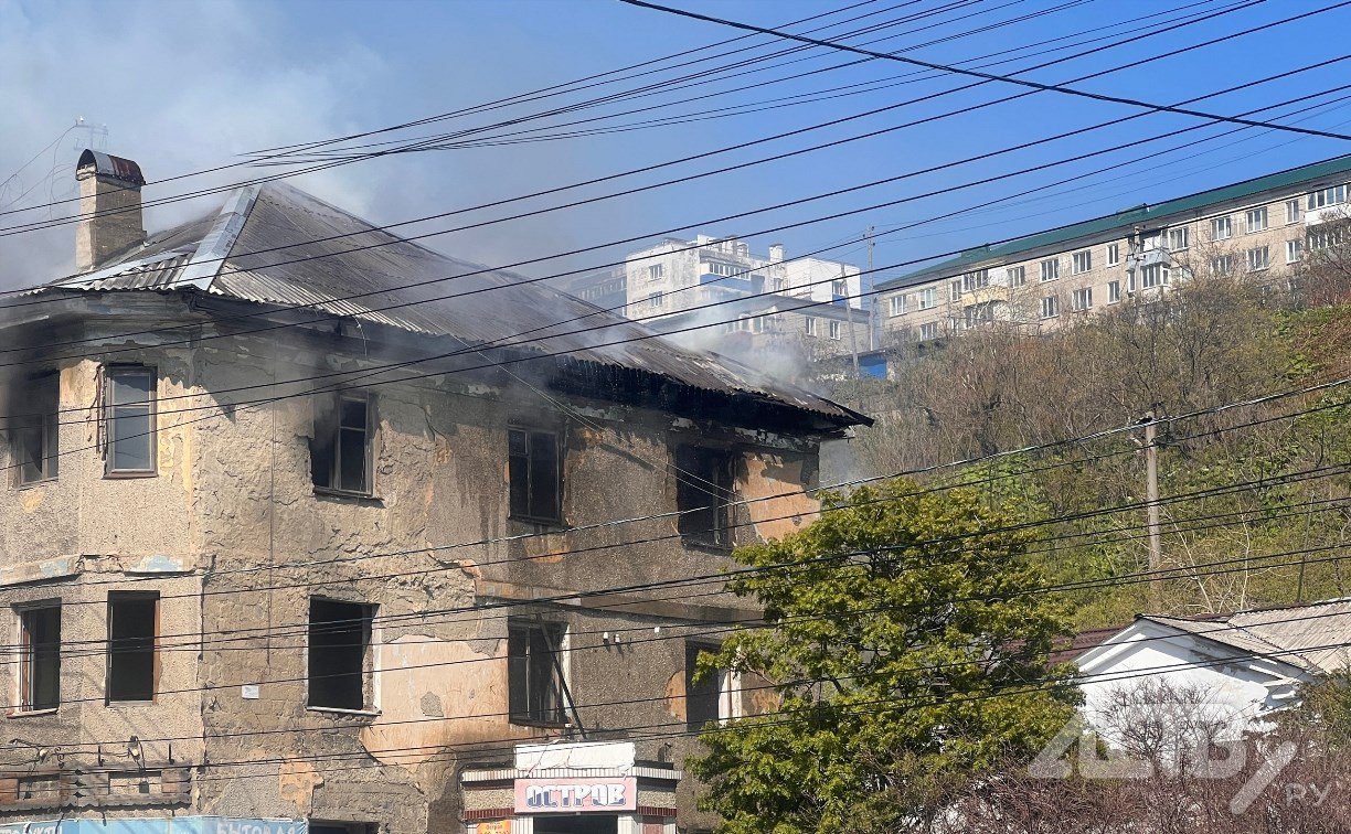 Заброшенная трёхэтажка горит в Холмске