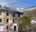 Заброшенная трёхэтажка горит в Холмске