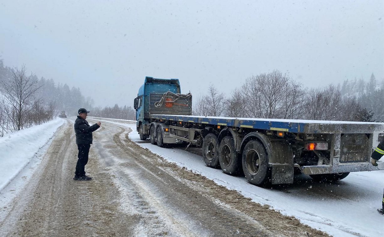 Водителя зажало в Toyota Caldinа: появились подробности ДТП с участием Shacman на Сахалине