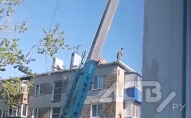 Бесстрашных рабочих на крыше сняла жительница Южно-Сахалинска
