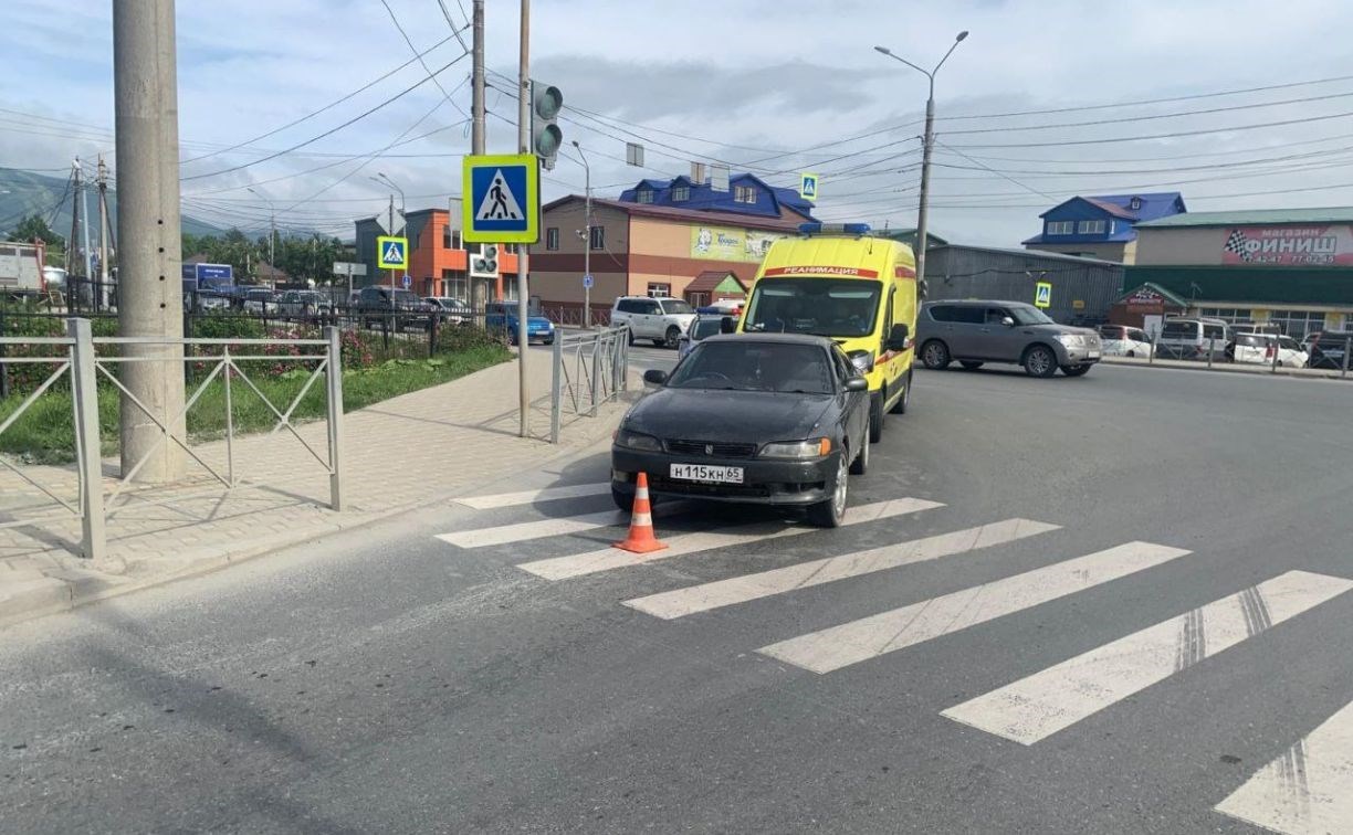 Очевидцев наезда седана на пенсионерку ищет сахалинская полиция