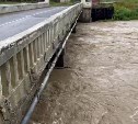 "Риска обрушения нет": в Томари взяли на контроль ситуацию с автомобильным мостом