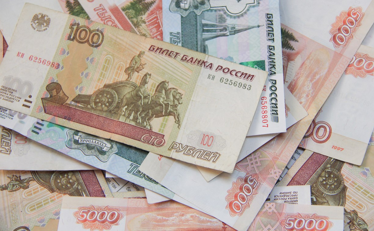 Более 2 млн рублей должна корсаковская компания своим сотрудникам 