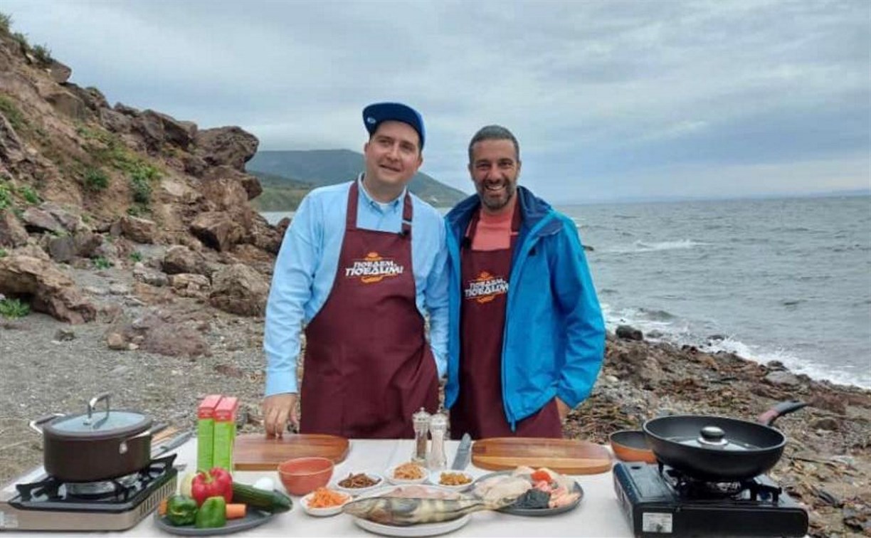 Команда кулинарного шоу "Поедем, поедим" приготовила бибимбаб на сахалинском побережье