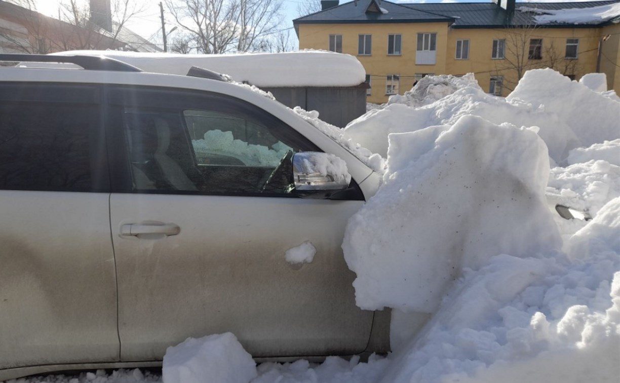 Снег и наледь с крыши дома в Южно-Сахалинске рухнули на припаркованные автомобили 