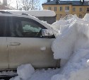 Снег и наледь с крыши дома в Южно-Сахалинске рухнули на припаркованные автомобили 
