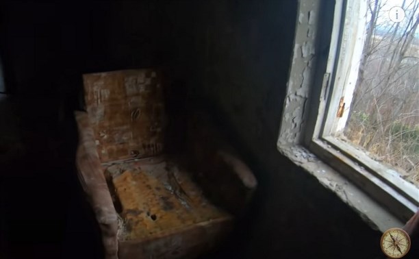 Блогер нашел самый сохранившийся "бомбарь" на Сахалине с проводами и приунывшим унитазом
