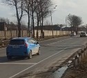 Десятки автомобилей проехали на красный свет на ж/д переезде в Южно-Сахалинске
