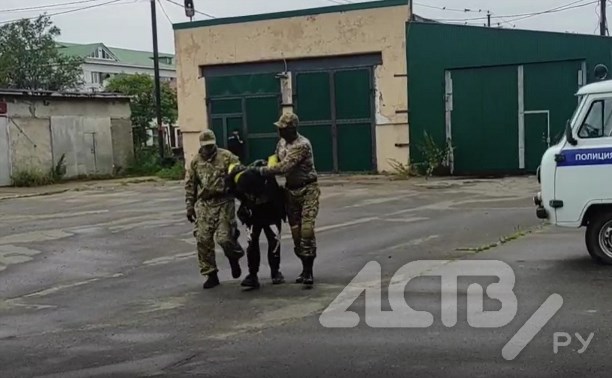 Появились кадры задержания одного из участников ОПГ, которая похитила человека на Сахалине