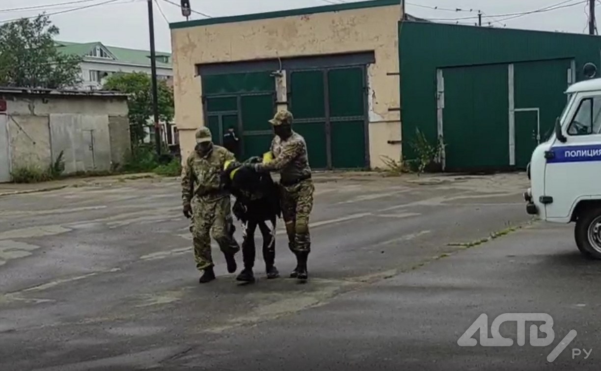 Появились кадры задержания одного из участников ОПГ, которая похитила человека на Сахалине
