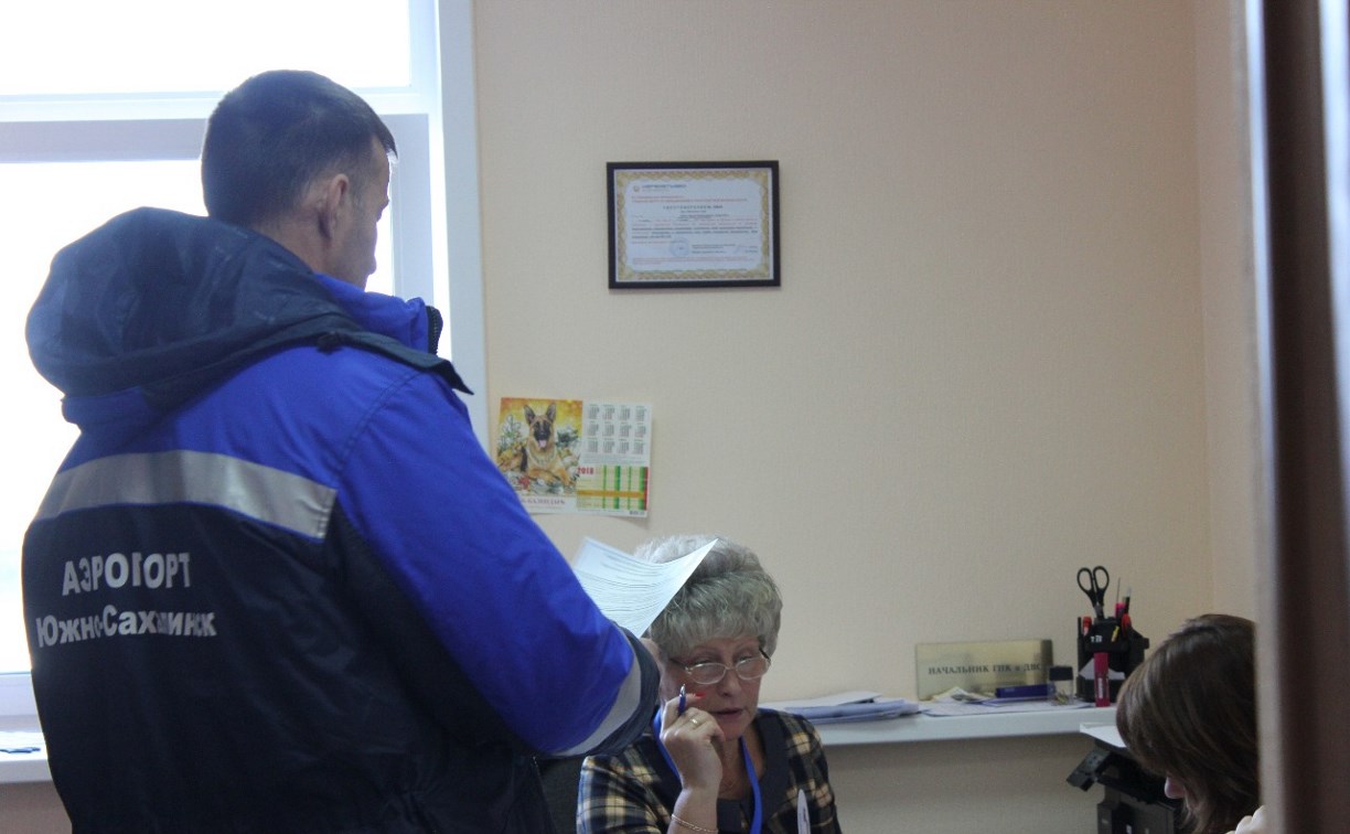 Избирательный участок в аэропорту Южно-Сахалинска принял первых голосующих