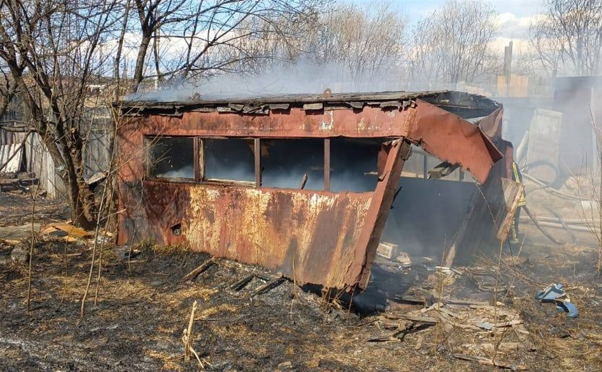 Гаражи сгорели из-за вспыхнувшей травы в Поронайском районе 