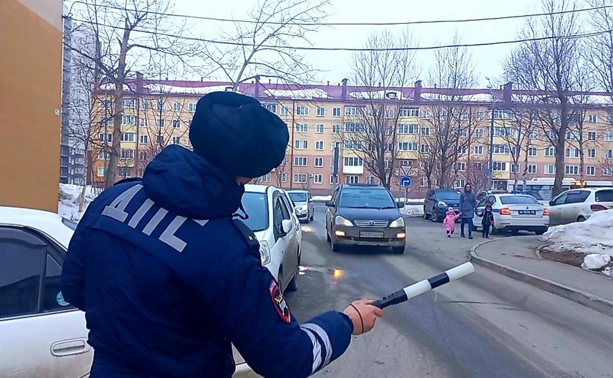 Более десятка родителей оштрафовали в Южно-Сахалинске за перевозку детей без кресла 