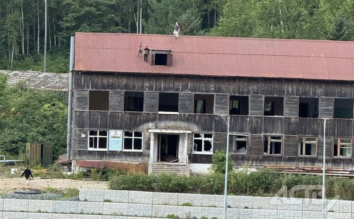 Дети играют на крыше неэксплуатируемого дома в Южно-Сахалинске