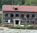 Дети играют на крыше неэксплуатируемого дома в Южно-Сахалинске