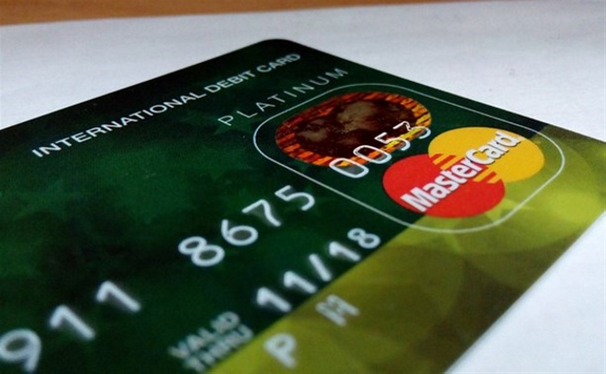 "Сказочно повезло": сахалинка нашла банковскую карту с приклеенным пин-кодом
