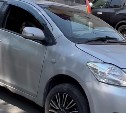 "Водитель какой у нас интересный": поездка седана по тротуару в Южно-Сахалинске закончилась конфликтом