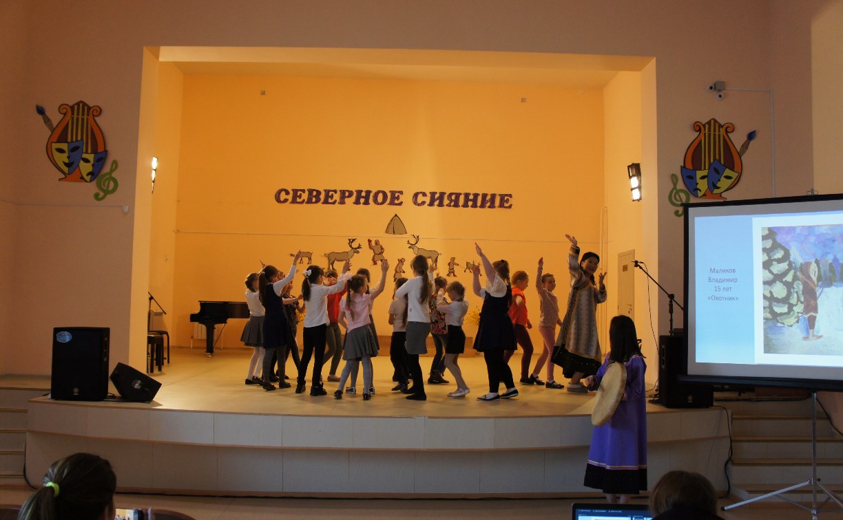 Сахалинские дети подражали медведю на презентации рисунков