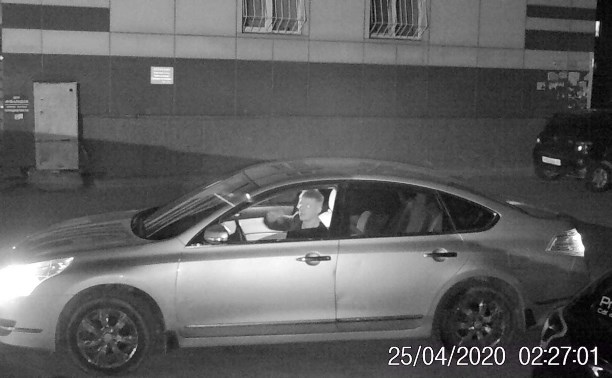 Неизвестный выкинул мусор из автомобиля на улицу в Южно-Сахалинске