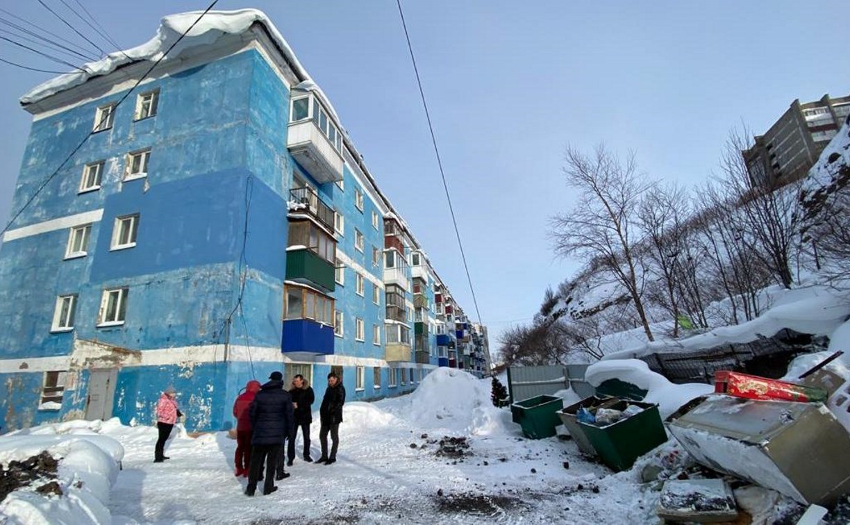 Жители Холмска пожаловались мэру на нерегулярный вывоз снега из дворов