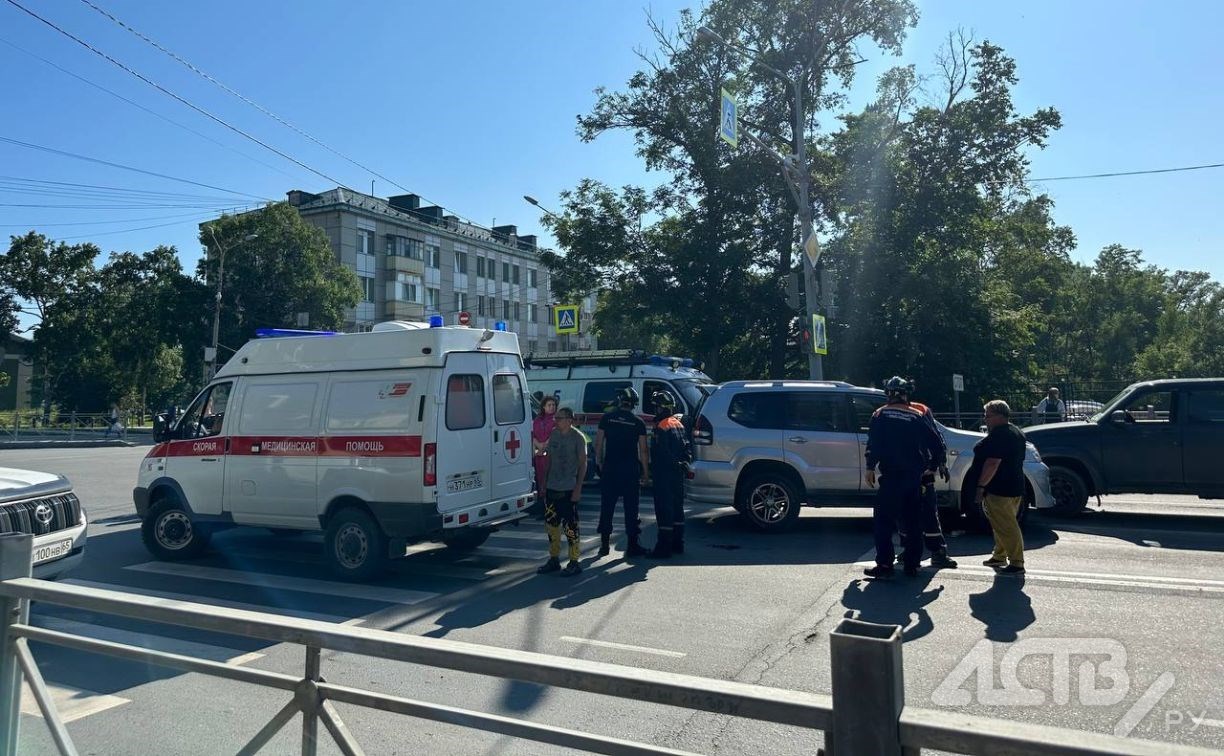 Влетела в толпу: ребёнок, попавший под колеса внедорожника в Южно-Сахалинске, скончался