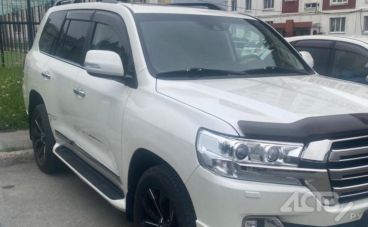 Неизвестный автомобилист врезался в Toyota Land Cruiser 200 в Южно-Сахалинске