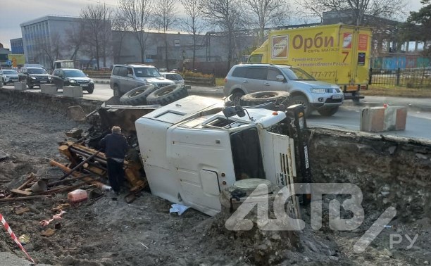 КамАЗ провалился в котлован на дороге в Южно-Сахалинске