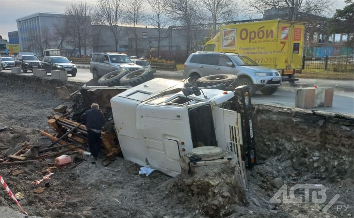 КамАЗ провалился в котлован на дороге в Южно-Сахалинске