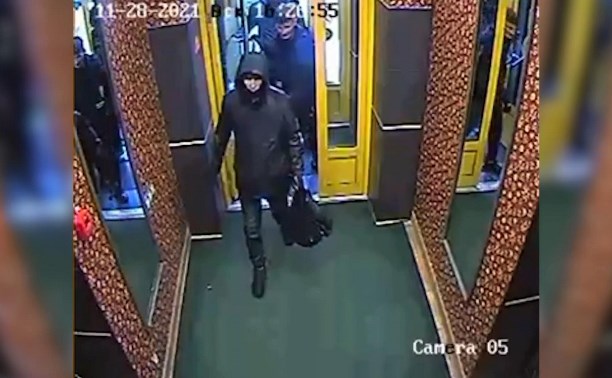 Подозреваемого в краже денег с чужих карт ищет сахалинская полиция