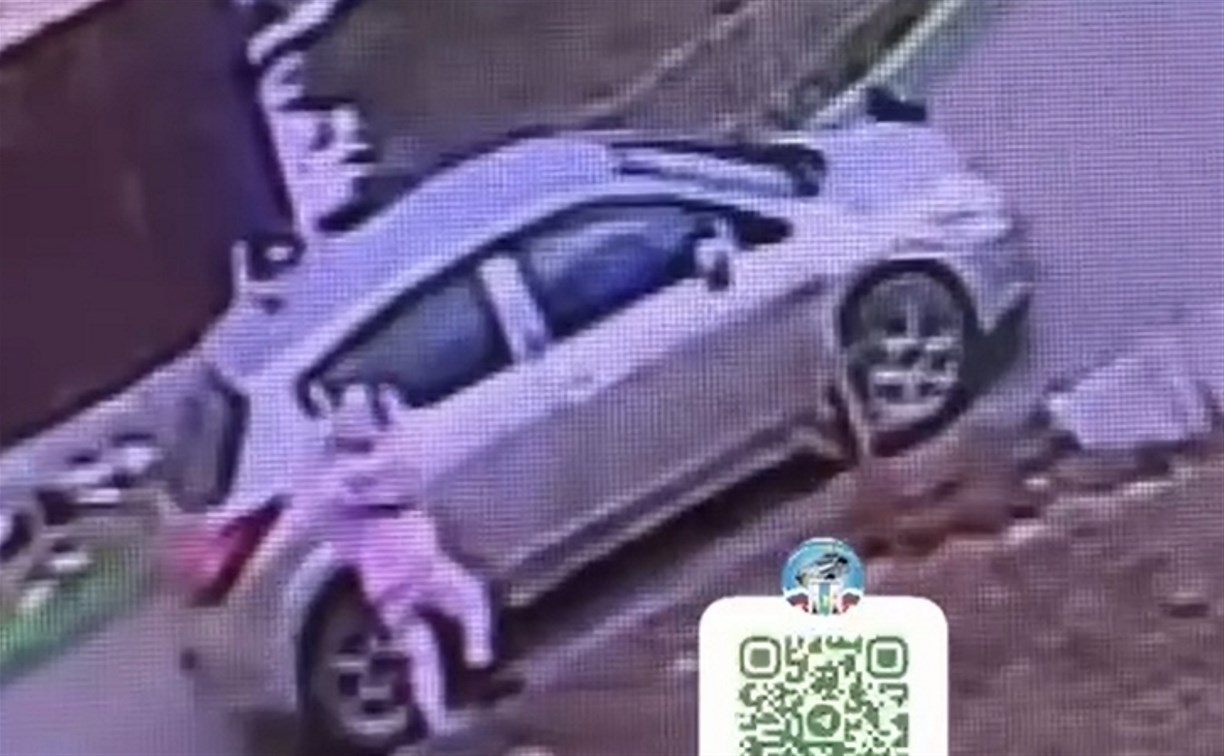 В Холмске водитель авто наехал на трехлетнего малыша, который уронил игрушку под колеса 