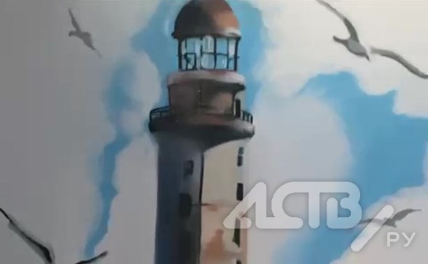 Не подъезд, а музей: жильцы многоэтажки нарисовали на стенах маяки Сахалинской области 