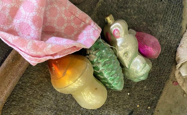 У работников мусорного полигона на Сахалине не поднялась рука уничтожить ёлочные игрушки времён СССР 