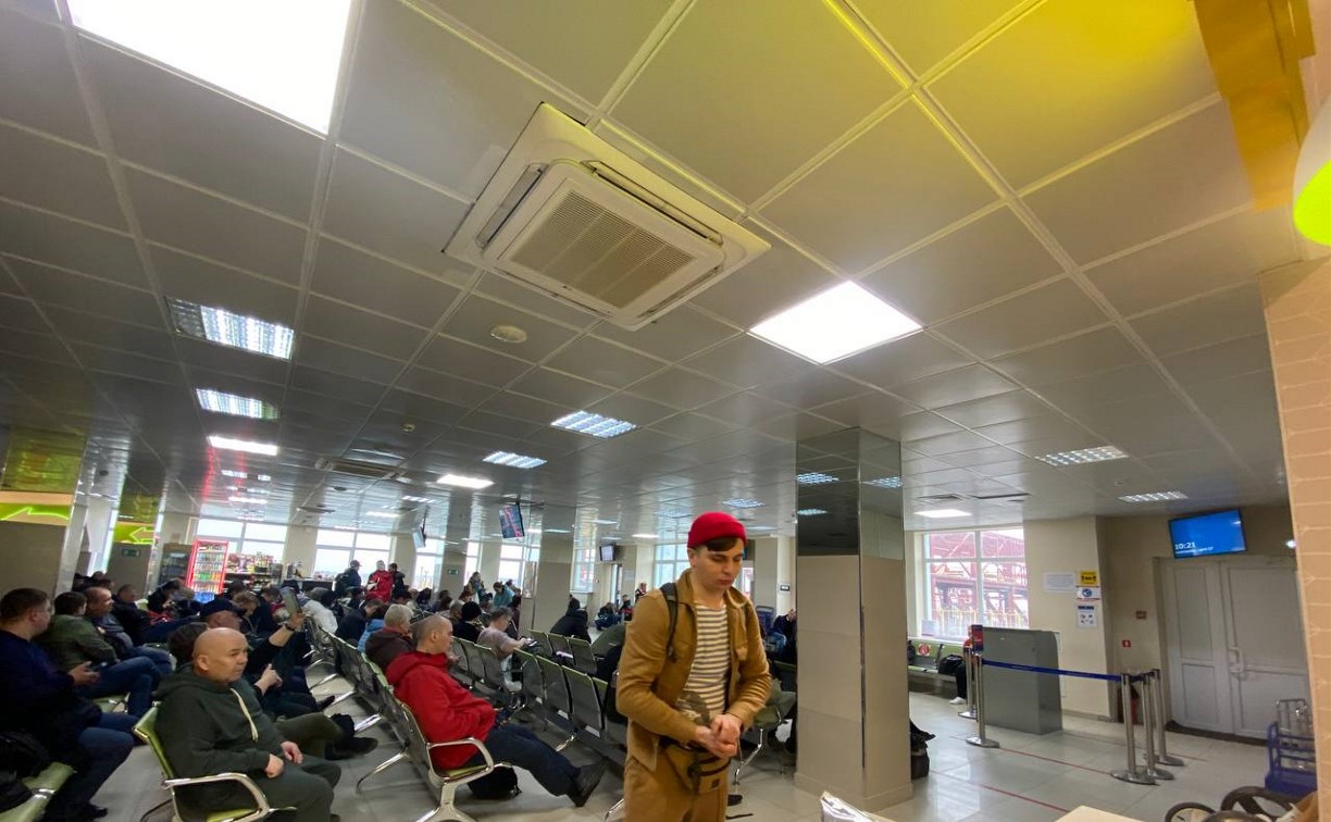 Вроде бы есть, а вроде и нет: пассажиры в аэропорту Южно-Сахалинска столкнулись со странностью 