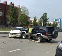 Внедорожник и легковой автомобиль столкнулись в Южно-Сахалинске