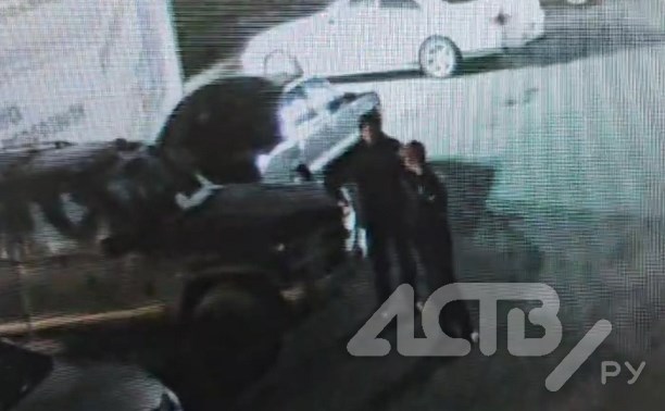Парень в Южно-Сахалинске выдрал фигурку из капота американского внедорожника— видео