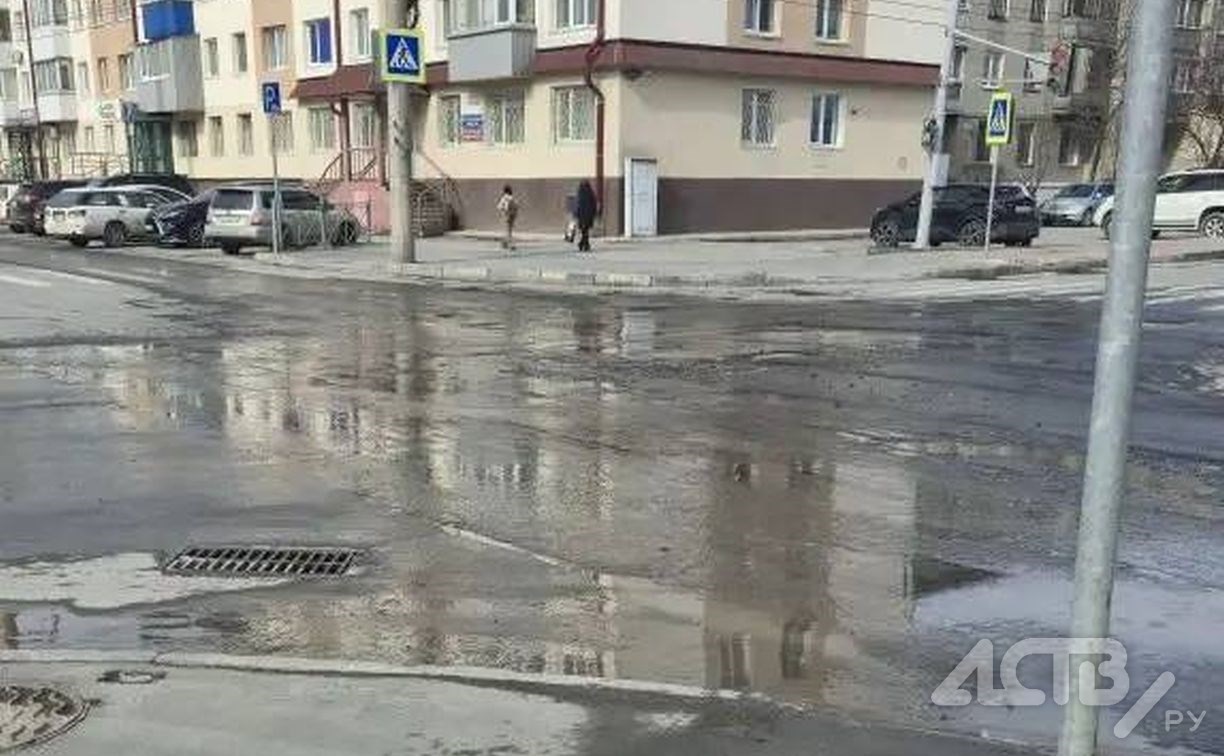 Южносахалинец нашёл место в городе, где на чистом авто "попадаешь в озеро"