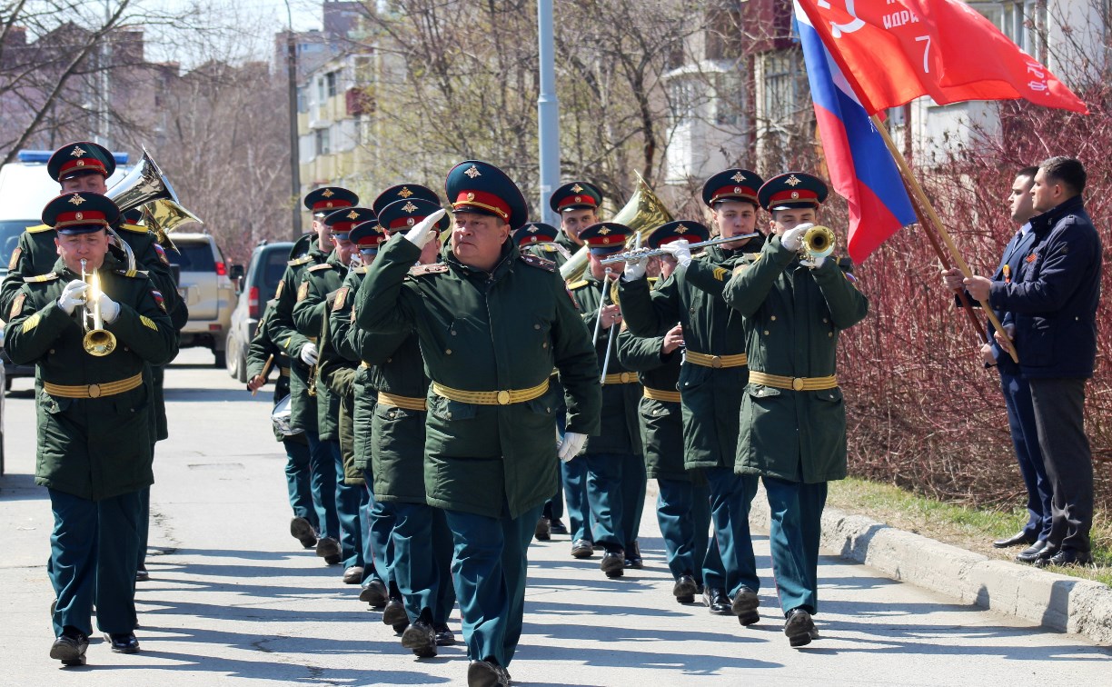 Мини-парады для ветеранов Великой Отечественной войны проводят на Сахалине