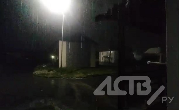 Пока юг Сахалина "плавится" от жары, на Северных Курилах - гром и молнии